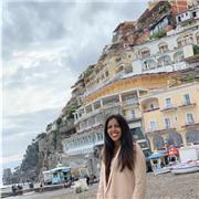 Laureata in sociologia e alla magistrale di servizio sociale impartisce lezioni private per ragazzi di scuola elementari, medie e superiori, nonché aiuto preparazione esami universitari in materie umanistiche e aiuto tesi